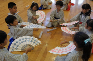 ２年生伝統の時間～日本舞踊・扇子