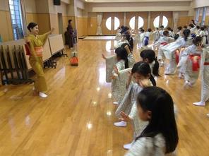 （動）日本舞踊～２年生伝統の時間
