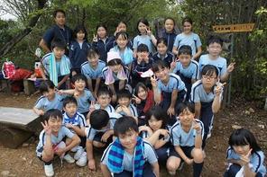 岐阜市最高峰の百々ケ峰を登りきった5年生