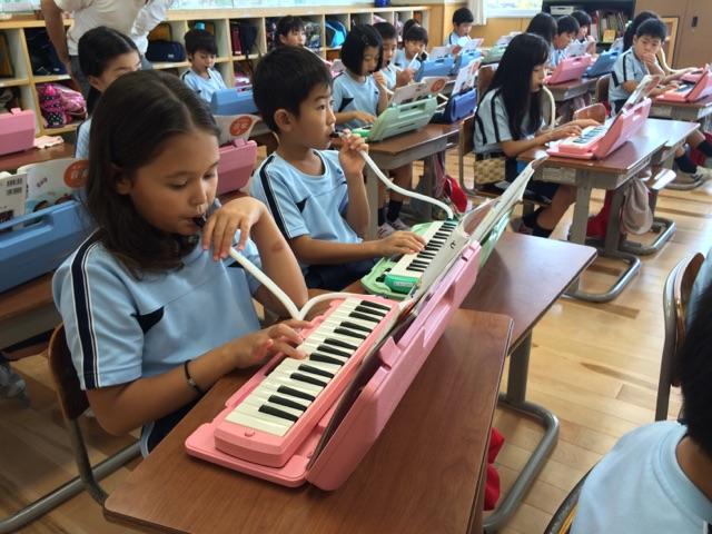 鍵盤ハーモニカの演奏 : デイリースナップで見る学びのポイント - 岐阜聖徳学園大学附属小学校
