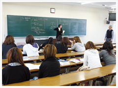 学生たちが主体となって模擬授業を実施。