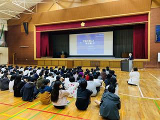 観山学長が柳津小学校の児童に「宇宙の楽しさ　学ぶ楽しさ」を伝える