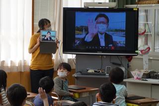 岐阜市立柳津小学校1年生を対象としたタブレット端末貸与式「GIGA開き」に本学教員・学生が参加しました