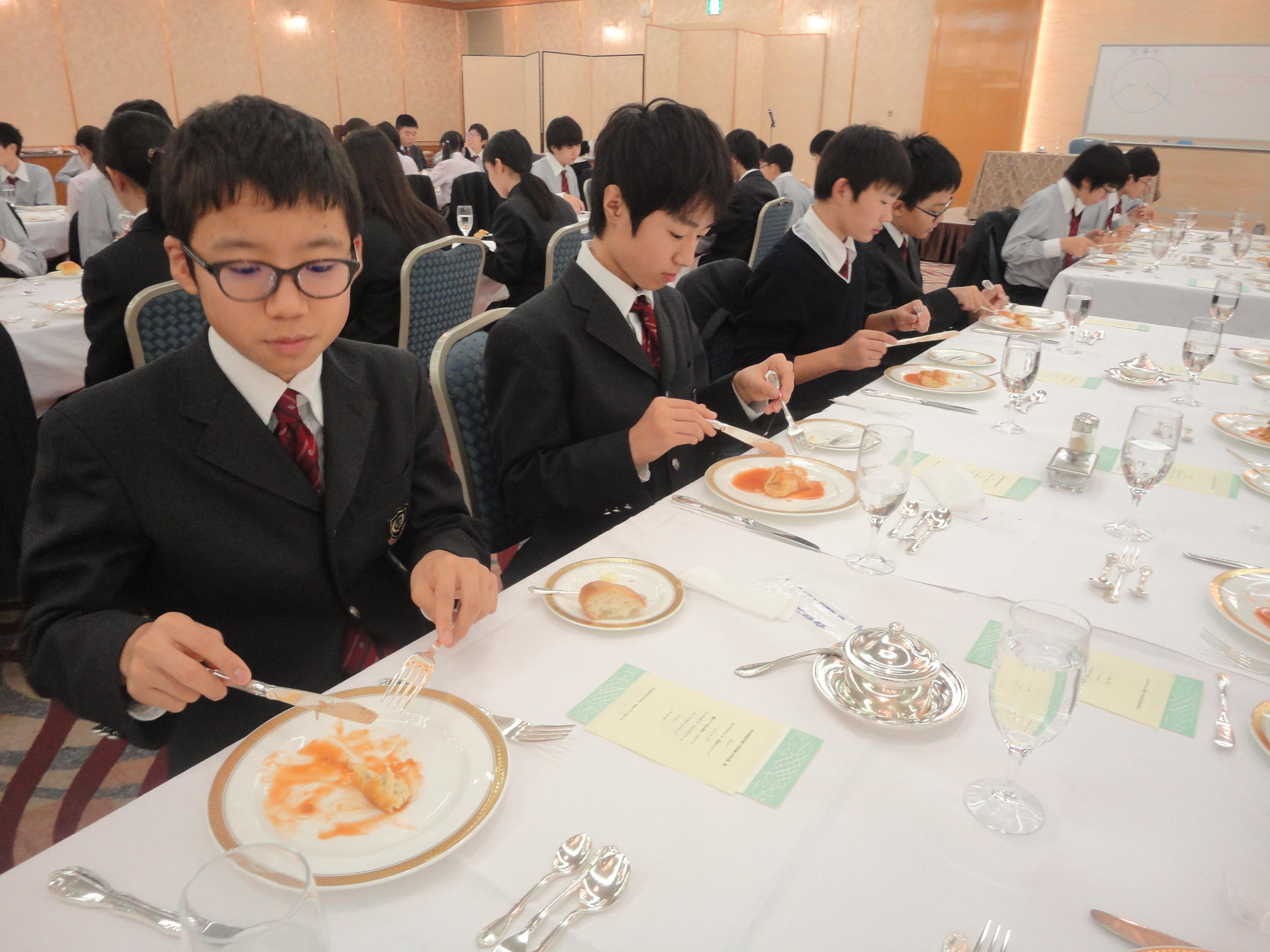 洋食のテーブルマナー講座 デイリースナップで見る学びのポイント 岐阜聖徳学園大学附属中学校