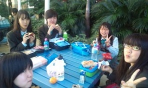ＨＥＬＥＮＳＶＡＬＥ　ＳＨＯＰＰＩＮＧ　ＳＥＮＴＥＲにて昼食を・・・