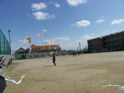 卒業を祝う凧揚げ(3月8日)