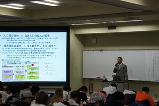 「基礎セミナーⅠ」で城福健陽氏による特別講義が行われました。