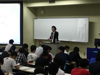 「基礎セミナーⅠ」で尾島史賢氏による特別講義が行われました。