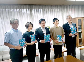 学生が岐阜を紹介する「GIFU LIFE For Students」を岐阜市長に報告しました。