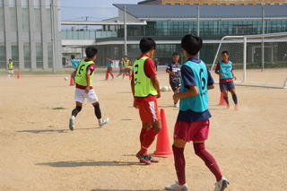 岐阜聖徳学園大学南グラウンドで高校生を対象にしたサッカー部の練習会を実施しました。