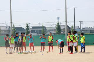 岐阜聖徳学園大学南グラウンドで高校生を対象にしたサッカー部の練習会を実施しました。