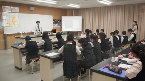 附属小学校の児童が体験授業に来ました