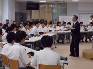 中学２年生を対象に、職業講話が行われました。