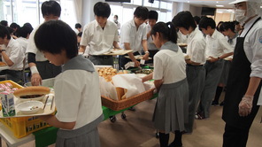 ビュッフェスタイルでの昼食