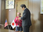 細江市長に表敬訪問するシンシナティ市からの留学生たち