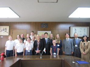 細江市長に表敬訪問するシンシナティ市からの留学生たち