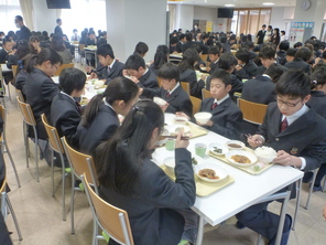 新入生　『給食』　一日目