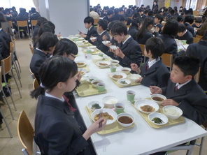 新入生　『給食』　一日目