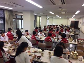 晨朝勤行を終え、朝食中の様子です！。