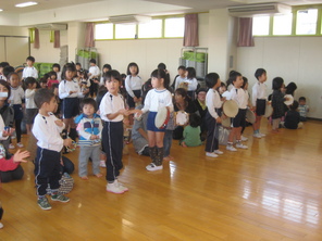 年中・年少　野菜の苗植え