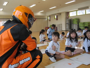 年長組　オレンジリボンライダー訪問