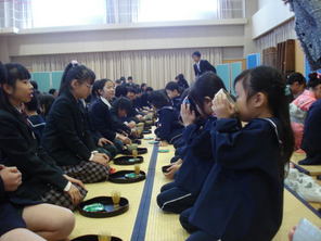 年長組　附属小学校でひな祭り茶会