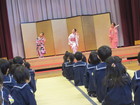 年長組　附属小学校でひな祭り茶会