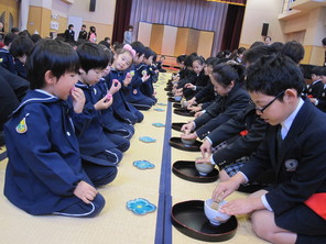 年長組　附属小学校でひな祭り茶会