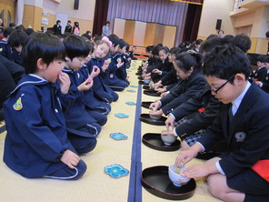 年長組　附属小学校でひな祭り茶会