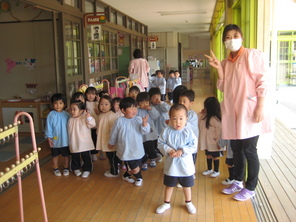 年少さんの園内めぐり 年少さんの園内めぐり