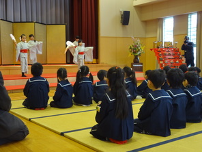 年長組　附属小学校でひなまつり茶会