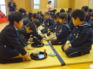 年長組　附属小学校でひなまつり茶会