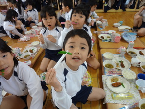 年長組　スナップえんどうの収穫