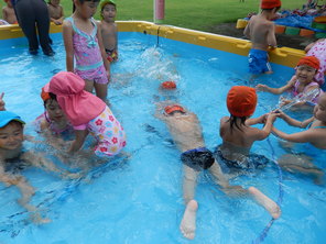 園庭で水遊び～夏期預かり保育～