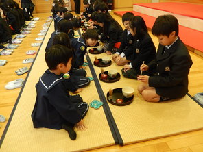 附属小ひなまつり茶会（年長）