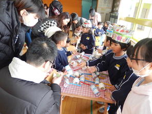 みみちゃんクラブでお店屋さんに変身（年中）