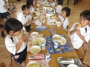 年中組　トウモロコシを食べました