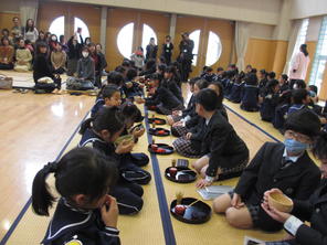 年長組　附属小学校ひな祭りお茶会