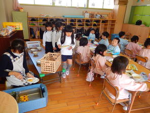 年長さんの給食当番