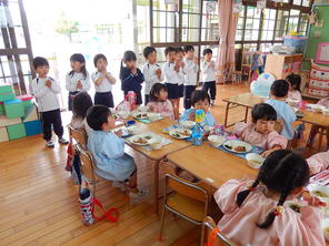 年長さんの給食当番