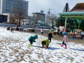 雪遊びをしました