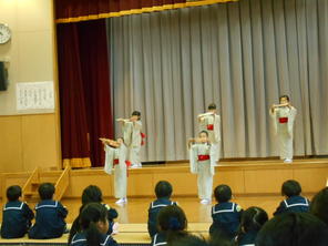 年長組　附属小学校でひなまつり茶会（２月２７日）