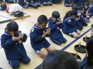 年長組　附属小学校でひなまつり茶会（２月２７日）