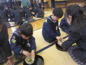 年長組　附属小学校でひなまつり茶会（２月２７日）