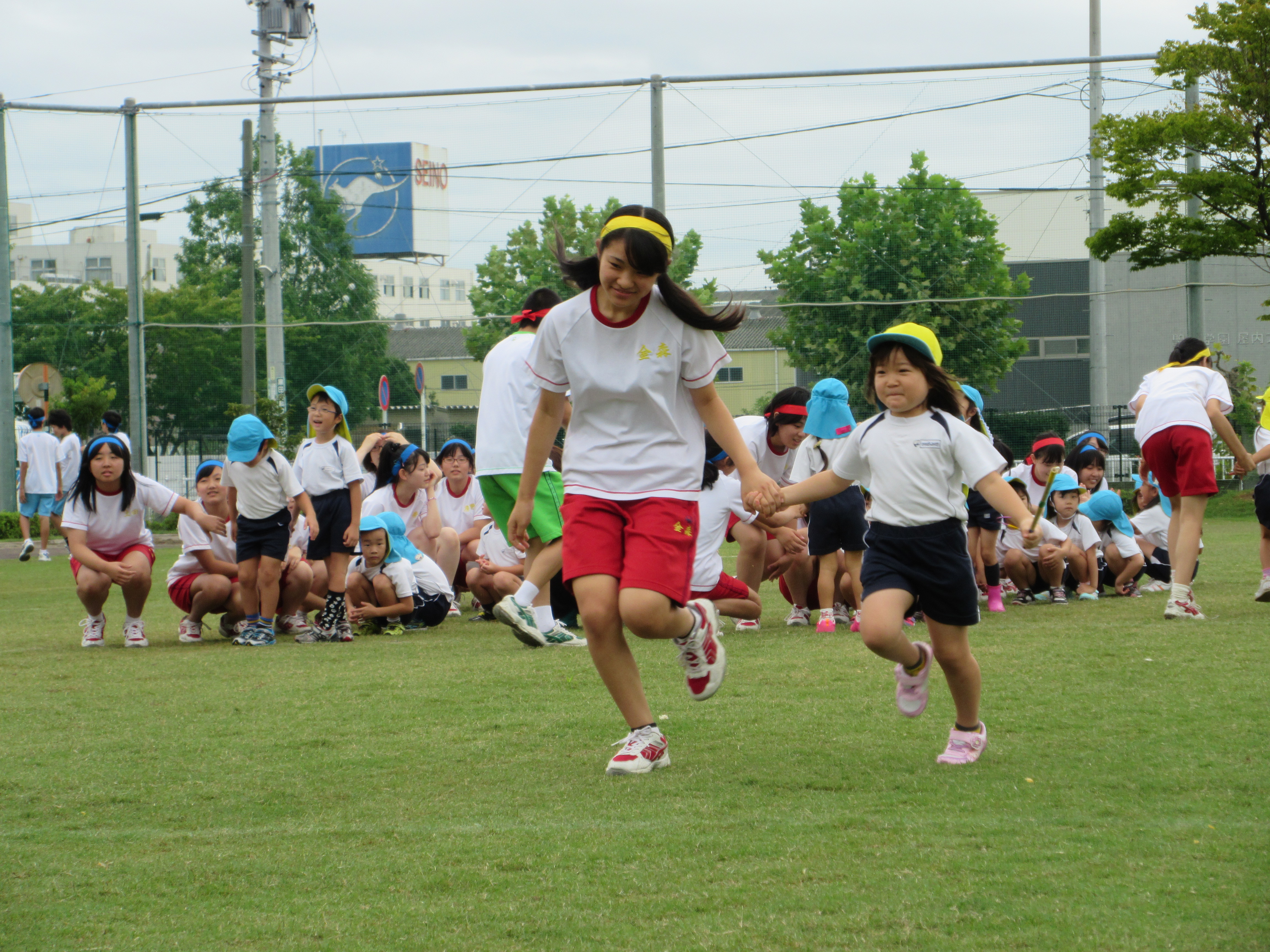 小学生　中学生　盗撮 中学生との交流（年長） : デイリースナップで見る学びのポイント - 岐阜聖徳学園大学附属幼稚園
