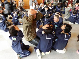 地域のお年寄りとの交流会（年少）