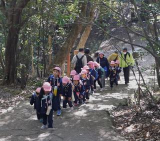 力を合わせて金華山へ登りました