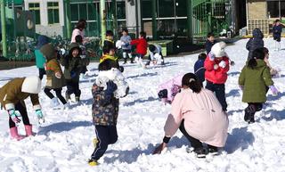 今シーズン初の雪に園児たちは大喜びです