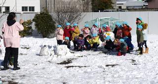 今シーズン初の雪に園児たちは大喜びです