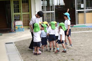 大学生の実習が始まり、お兄さん先生やお姉さん先生と楽しく過ごしています。